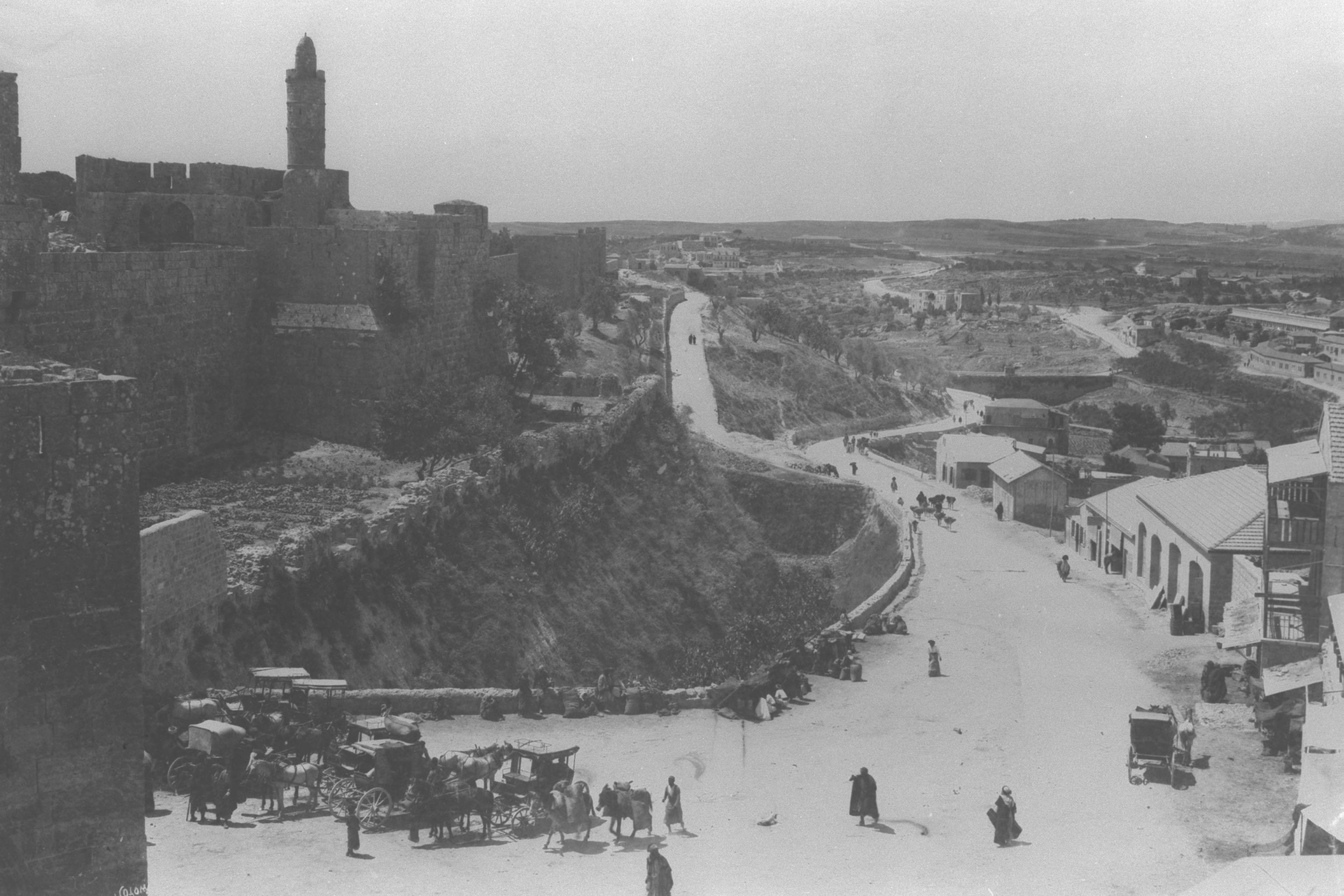 GENERAL VIEW OF THE WALL AROUND THE OLD CITY OF JERUSALEM  DAVIDS TOWER FROM THE JAFFA GATE FACING SOUTH. COURTESY OF AMERICAN COLONY חומות העיר העתיקה בירושלים ומגדל דוד